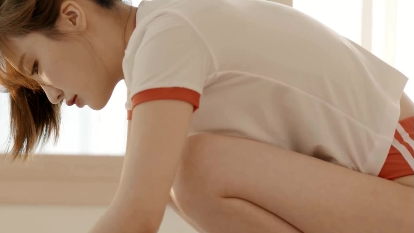 韩国美女穿着日式体操服做卫生
