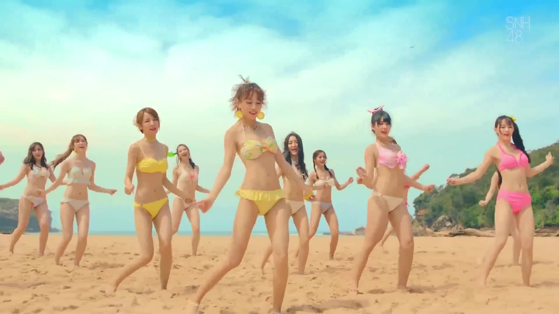 夏日柠檬茶 一群美女穿着比基尼在沙滩跳舞