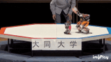 日本人的习俗，机器人见到前辈要下跪行礼