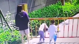 家长带孩子钻栏杆,孩子头被夹住