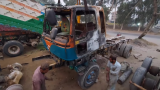 巴基斯坦手工维修被火烧汽车