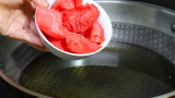 把西瓜倒入滚烫的油锅，出锅就成河南传统美食，这种做法第一次见