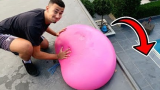 将直径两米的水气球从屋顶抛下会怎样？老外亲测，场面十分硬核！