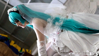 纯白花嫁 初音未来!外国大姐姐cos起来真的顶~