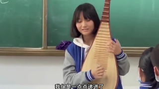 女生在课上演绎《琵琶行》,生动演奏什么是“大弦嘈嘈如急雨”,“小弦切切如私语”,“大珠小珠落玉盘