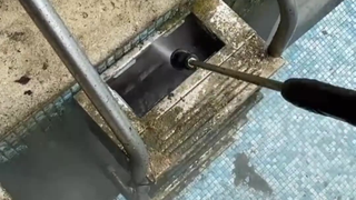 专业清理泳池的小哥和大家合作,帮老奶奶清理泳池