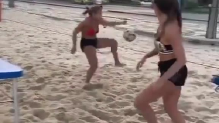 在沙滩排球的场地上，用球桌玩足球...最后这一脚好帅