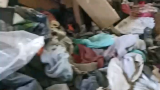 俄军在红利曼的乌军基地里发现大量人道主义援助物资，场面混乱（还有婴儿用品，你觉得是谁送的？我们的？）