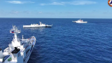 南海：中国海警船在黄岩岛海域拦截菲律宾船只的画面