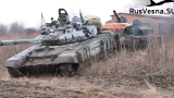 俄 正把乌军缴获的俄坦克拖回俄部队
