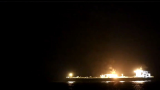 2月24日，美国驱逐舰“卡尔尼”号遭到也门胡塞袭击的镜头-一艘油轮起火了