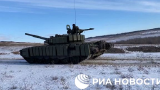 2023年3月斯瓦托沃，俄军T-90M “突破”坦克和T-72坦克打击乌军阵地（实弹练兵打靶是吧？）