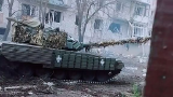12月20日巴赫姆特市，乌军的一辆装有爆反装置和光栅的的波兰T-72M坦克正在移动