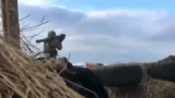 一名乌克兰士兵用毒刺防空导弹打俄罗斯战斗机