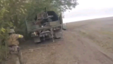 看到完整视频了，两位乌兵下车搜索俄方车辆，遇到了俄方坦克，然后自己的车被轰了。