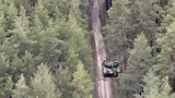 俄方坦克攻击乌克兰方BMP的画面，拆树小能手