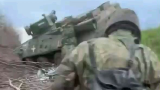 三个乌克兰士兵路过德国的，不对，是乌克兰的报废装甲车。