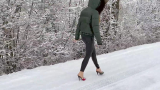 美女挑战冬天穿高跟拖鞋在雪地行走！