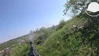俄军使用自己的AK-12击落了一辆飞来的FPV。