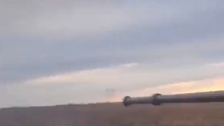 有惊无险！乌军ATGM与俄军BMP-1AM擦肩而过，但未能击中BMP-1AM。