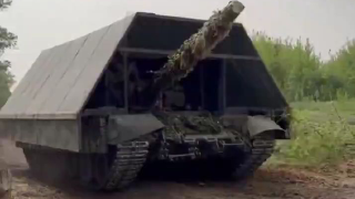 另一辆带有乌龟壳格栅装甲的俄罗斯T-80BVM坦克。