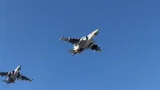俄罗斯空军的四架苏霍伊 Su-25 飞机飞向巴赫穆特市。