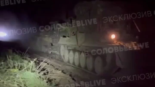 夜晚俄军拖走了一辆基于“艾布拉姆斯”底盘改装的M1150突击破障车