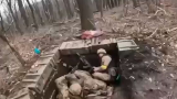 俄罗斯军队士兵袭击克雷门纳亚附近的乌克兰军队阵地。