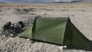 流浪老哥骑行穿越荒凉的藏北高原，连续两天没找到安全的营地，睡在野外心里有点慌
