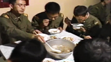 1988年南京军区官兵吃晚餐真实场景：紫菜蛋花汤配鸡胸肉，美味又健康