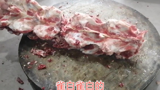 别人给老板一大盆牛骨头,熬牛骨汤,熬到天黑才熬好,看熬的咋样