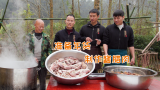 王刚和四伯做四川传统“腊肉”和川味“酱肉”备年货，整整四十坨