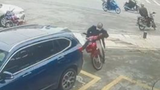 广东茂名：宝马车停在停车位，老人骑摩托摔倒在车上，宝马车主被家属索赔医药费