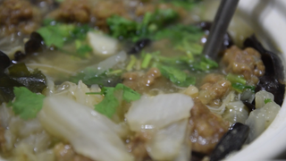 热乎乎的砂锅丸子,配上金黄酥脆葱花饼,完美早餐