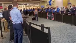 机场工作人员为保安犬举办退役仪式。。。它以后再不用闻箱子，可以尽情追球玩了