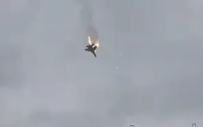 3月28日塞瓦斯托波尔，一架俄军苏-27战机因发动机撞鸟而起火坠海，飞行员成功逃脱
