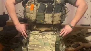前线俄军士兵告诉你如何可以穿两件防弹背心。