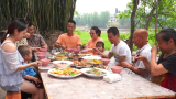 王刚的儿子满百天，一家人围满一桌吃饭庆祝，幸福莫过如此