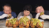 中字：韩国兴森一家人，吃3只葱炸鸡，大口啃肉，吃的一个比一个香