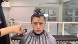 男生脸型不错,三七分背头和括号刘海都能驾驭,发型师教他了两款发型的打理干货,效果是真的帅