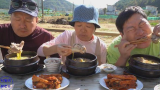 中字：韩国兴森一家人，妈妈做炖牛排汤，配泡菜，吃的那叫一个香