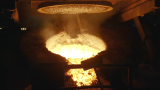 生铁和钢混合后被熔为铁水！从熔炉中取样检验真是火热的挑战！