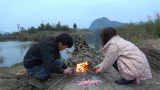 小明带小丫河边做红薯窑，用大火猛烧2小时后刨开泥土，太香了