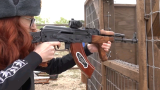 【油管视频】俄罗斯妹子与美国憨憨射击AK步枪