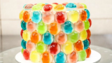 如何制作彩虹般的橡皮糖生日蛋糕