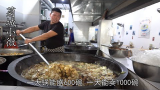 河南农村大锅菜,1.5大锅熬600碗,一中午1000碗不够卖,吃住真美