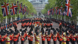 伊丽莎白二世女王检阅大英帝国皇家卫队演奏“掷弹兵进行曲”