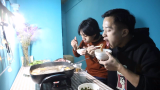 北京粉丝送火锅料，打工小伙叫来朋友一起吃，这么多肉吃撑了