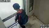男孩9次阻挡电梯门最终右手被夹,物业:保安通过监控制止他不听