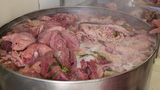 山东夫妻村头开店,清水炖全猪卷大饼,15一条,条条都卷4两肉